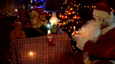 Noel Baba kırmızı çuvalı bakmak için açar, Mutlu Noeller konsepti