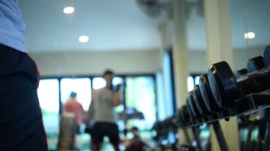 Spor salonundaki kaslı Asyalı adamın portresi vücut ağırlığı egzersizi.