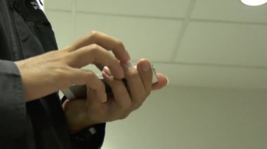 Akıllı telefon kullanarak Erkek Elleri Kapat 