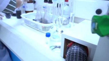 erkek bilim adamı laboratuarda çalışıyor.