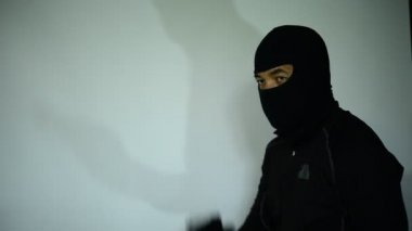 Silahla ateş eden polisin portresi. 
