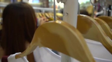 Alışveriş merkezinde kıyafet seçen kadın arkadaşlar, alışveriş konsepti.