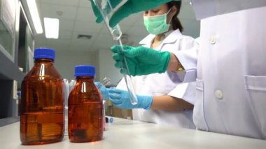 Laboratuvarda çalışan kadın bilim adamı.