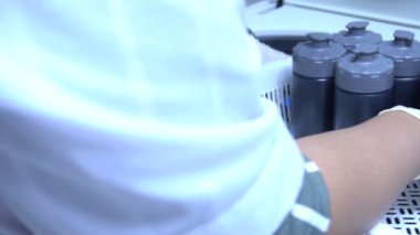 erkek bilim adamı laboratuarda çalışıyor.