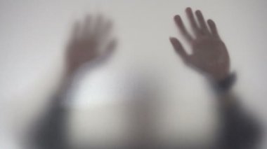 Erkek siluetinin kapağını kapat.  