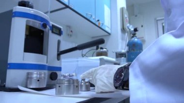 erkek bilim adamı laboratuarda çalışıyor.