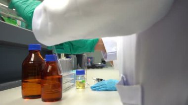 erkek bilim adamı laboratuarda çalışıyor.