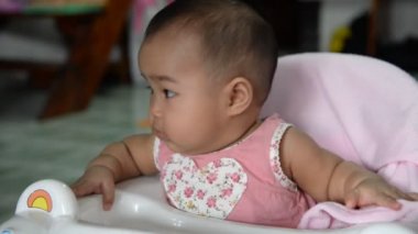  Pembe elbiseli şirin Asyalı bebek.