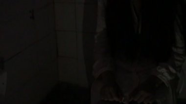 Asyalı kadın portresi kanla, korku sahnesiyle, korkunç geçmişiyle, Cadılar Bayramı posteriyle, Taylandlı insanlarla dolu.