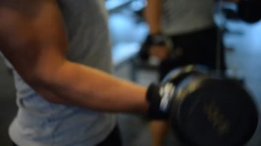 Spor salonundaki kaslı Asyalı adamın portresi vücut ağırlığı egzersizi.