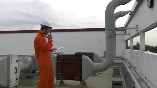 Inspector Ingeniería Masculino Con Equipo Control Portapapeles Techo Planta Hablando — Vídeos de Stock