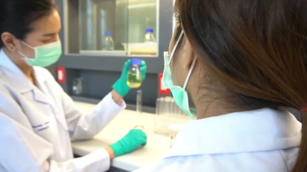 Câmera Lenta Duas Mulheres Asiáticas Cientistas Fazendo Testes Laboratório Farmacêutico — Vídeo de Stock