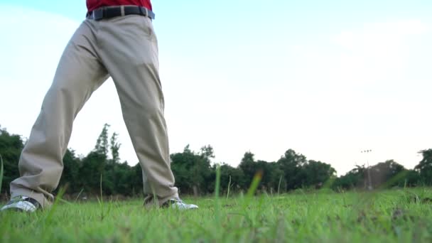 Golfer Spielt Golf Auf Rasenplatz — Stockvideo