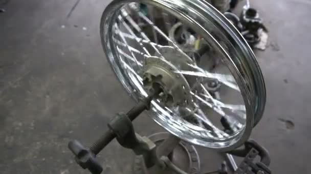 Primer Plano Del Hombre Reparación Motocicleta — Vídeos de Stock