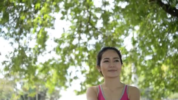昼間公園で運動をしている若いアジア人女性は — ストック動画