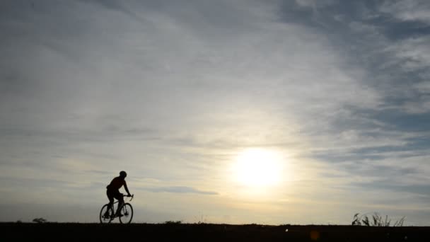 Silhuett Man Ridning Cykel Vid Solnedgången — Stockvideo