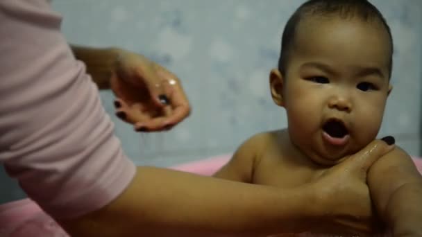 母はアジアの赤ん坊を洗う ビデオ — ストック動画
