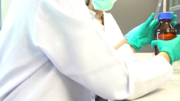 Ralenti Deux Femmes Scientifiques Asiatiques Faisant Des Tests Dans Laboratoire — Video