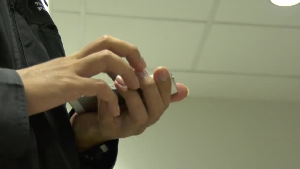 Fechar Mãos Masculinas Usando Smartphone — Vídeo de Stock