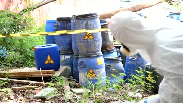 アジアの科学者は 危険な場所で働いて危険な化学物質をチェックし 危険な化学物質を認証する化学保護スーツを身に着けている — ストック動画