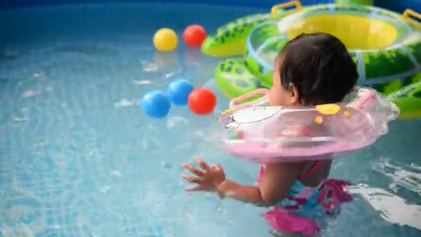 Schattig Aziatisch Klein Meisje Zweven Binnenband Bij Zwembad — Stockvideo