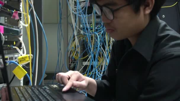 Azjatycki Inżynier Pracujący Serwerowni Konserwacja Sprawdzająca Dane Techniczne — Wideo stockowe