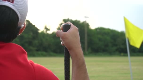 Erkek Golfçü Çimenli Alanda Golf Oynuyor — Stok video