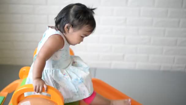 Χαριτωμένο Μικρό Ασιατικό Κορίτσι Παίζει Στο Παιδικό Δωμάτιο — Αρχείο Βίντεο