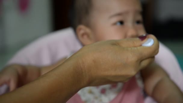 Mãe Alimentação Bonito Bebê Asiático — Vídeo de Stock