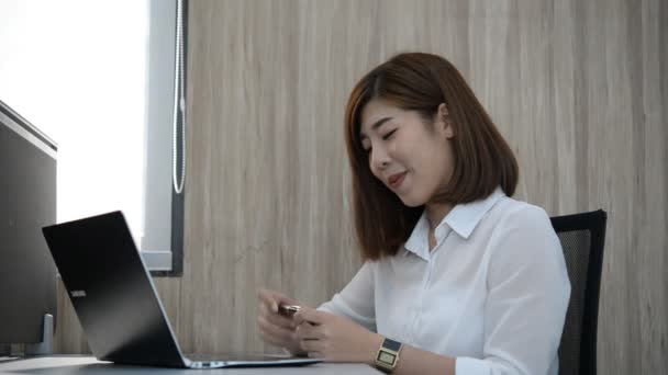 梦幻般的亚洲女商人坐在办公室 — 图库视频影像