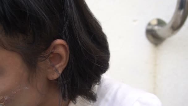 Asyalı Kadın Portresi Kanla Korku Sahnesiyle Arkaplanla Hayalet Yüzü — Stok video
