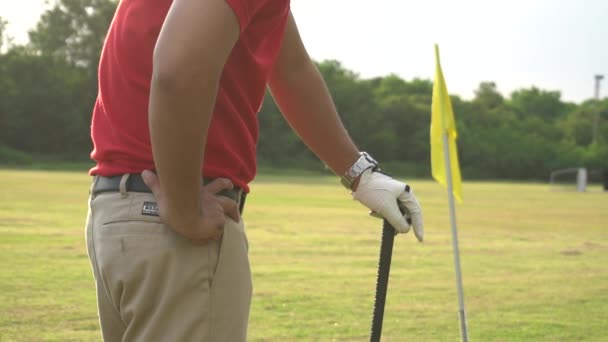 男高尔夫球手在草场打高尔夫 — 图库视频影像