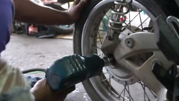 Nahaufnahme Eines Mannes Der Motorrad Repariert — Stockvideo