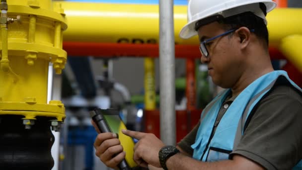 Engenheiro Asiático Trabalhando Sala Caldeira Verificação Manutenção Dados Técnicos Equipamentos — Vídeo de Stock