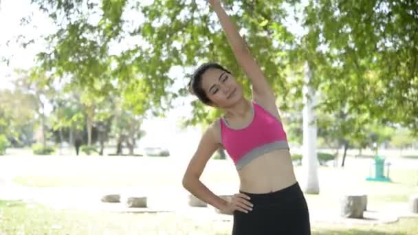 Young Asian Woman Doing Exercises Park Daytime — Stock Video