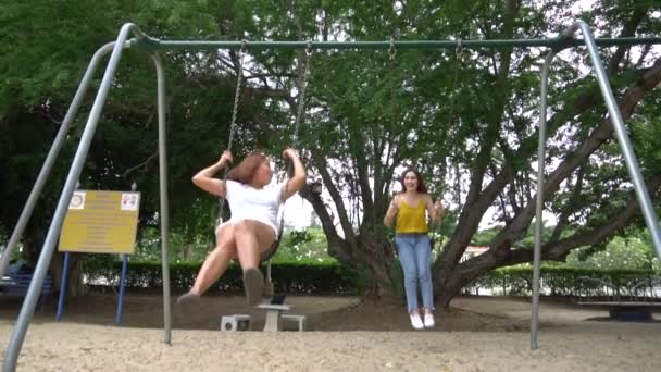 Две Азиатские Подруги Развлекаются Парке Днем — стоковое видео