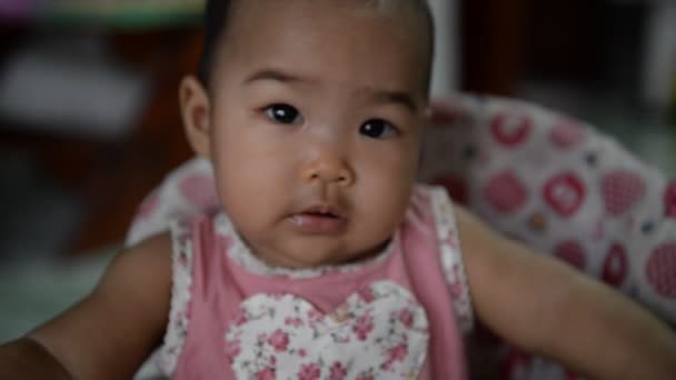 ピンクの服でかわいいアジアの赤ちゃん — ストック動画