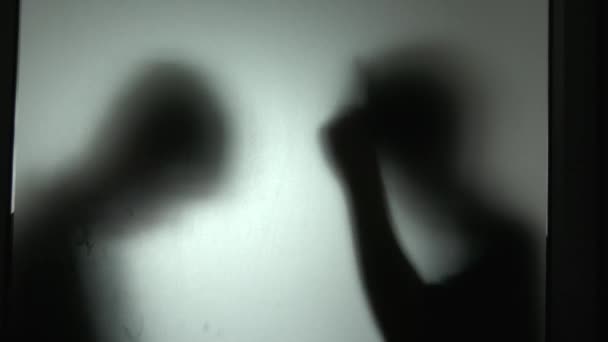 密闭的男性轮廓后面的垫子玻璃 — 图库视频影像