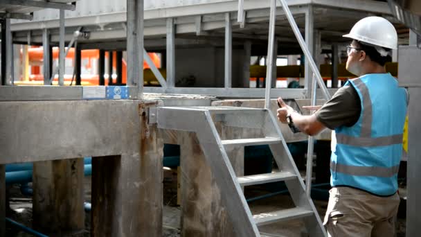 Engenheiro Asiático Trabalhando Sala Caldeira Verificação Manutenção Dados Técnicos Equipamentos — Vídeo de Stock