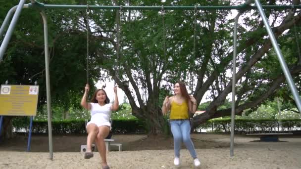 Δύο Ασιάτισσες Φίλες Διασκεδάζουν Στο Πάρκο Την Ημέρα — Αρχείο Βίντεο