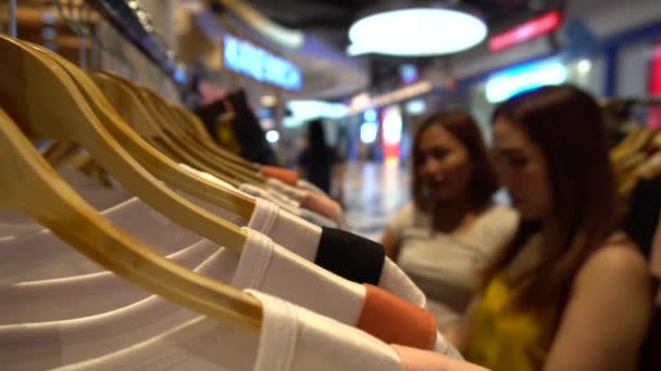 Жінки Друзі Вибирають Одяг Торговому Центрі Концепція Покупок — стокове відео