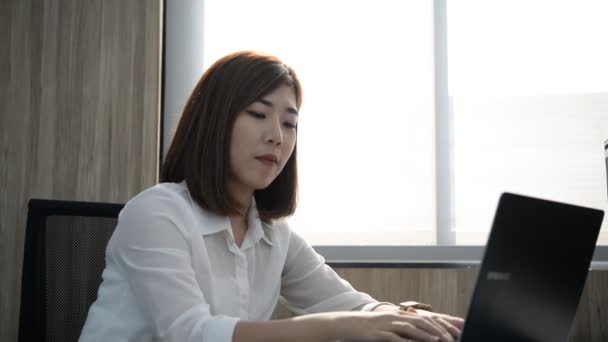 Asiatique Femme Affaires Tapant Sur Ordinateur Portable Tout Travaillant Bureau — Video