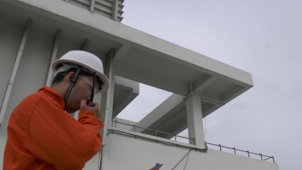 Inspetor Engenheiro Com Prancheta Verificando Equipamentos Telhado Planta Falando Aparelho — Vídeo de Stock