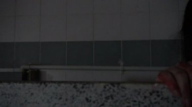 Asyalı kadın portresi kanla, korku sahnesiyle, korkunç geçmişiyle, Cadılar Bayramı posteriyle, Taylandlı insanlarla dolu.