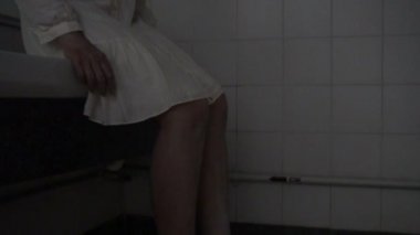 Asyalı kadın portresi kanla, korku sahnesiyle, korkunç geçmişiyle, Cadılar Bayramı posteriyle, Taylandlı insanlarla dolu.