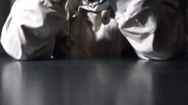 Erkek mahkum karakolda sorgu odasında oturuyor.