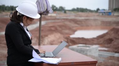 İnşaat alanında çalışan mühendis kadın. 