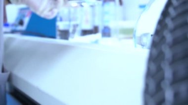 Laboratuvarda çalışan kadın bilim adamı.