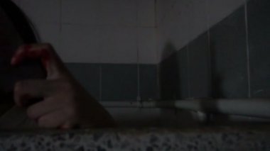 Asyalı kadın portresi kanla, korku sahnesiyle, korkunç geçmişiyle, Cadılar Bayramı posteriyle, Taylandlı insanlarla dolu.