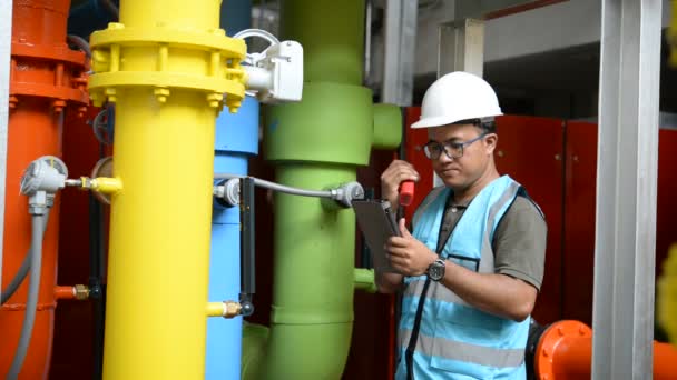 Ingeniero Asiático Trabajando Sala Calderas Comprobación Mantenimiento Los Datos Técnicos — Vídeo de stock